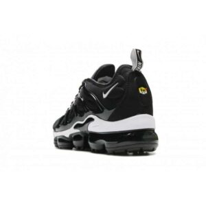 nike-air-vapormax-plus-negras-blancas-2.jpg