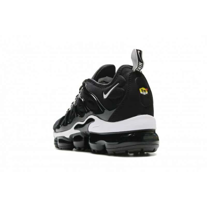 nike-air-vapormax-plus-negras-blancas-2.jpg