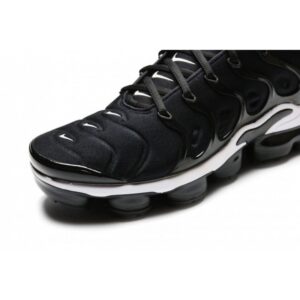 nike-air-vapormax-plus-negras-blancas-3.jpg