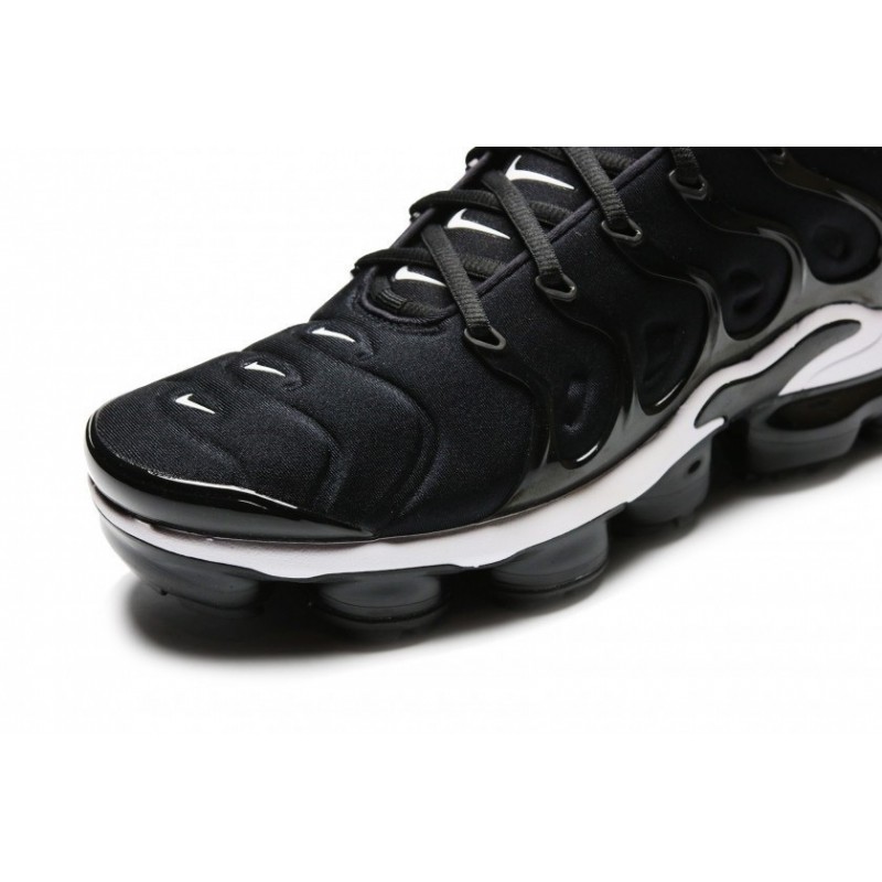 nike-air-vapormax-plus-negras-blancas-3.jpg