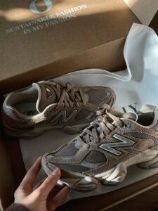 New Balance 9060 ‘Mushroom Timberwolf’ - Vista trasera