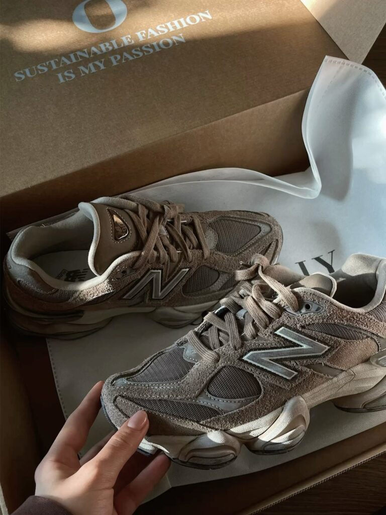 New Balance 9060 ‘Mushroom Timberwolf’ - Vista trasera