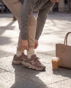 New Balance 9060 ‘Mushroom Timberwolf’ - Vista lateral