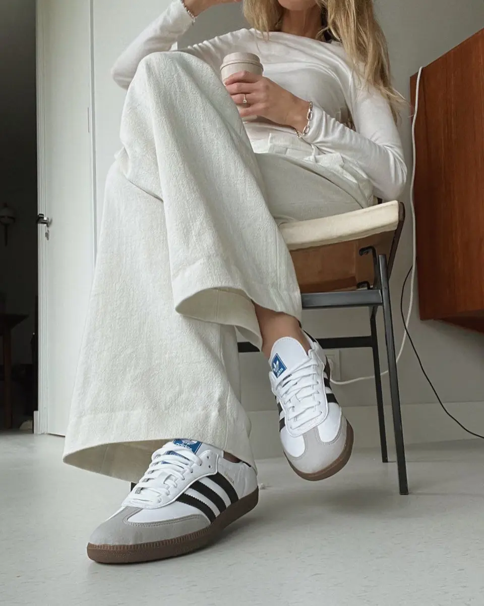 Outfit con Adidas Samba bianche e nere